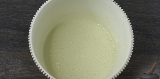 Фото приготовления рецепта: Шарлотка с грушами - шаг №7